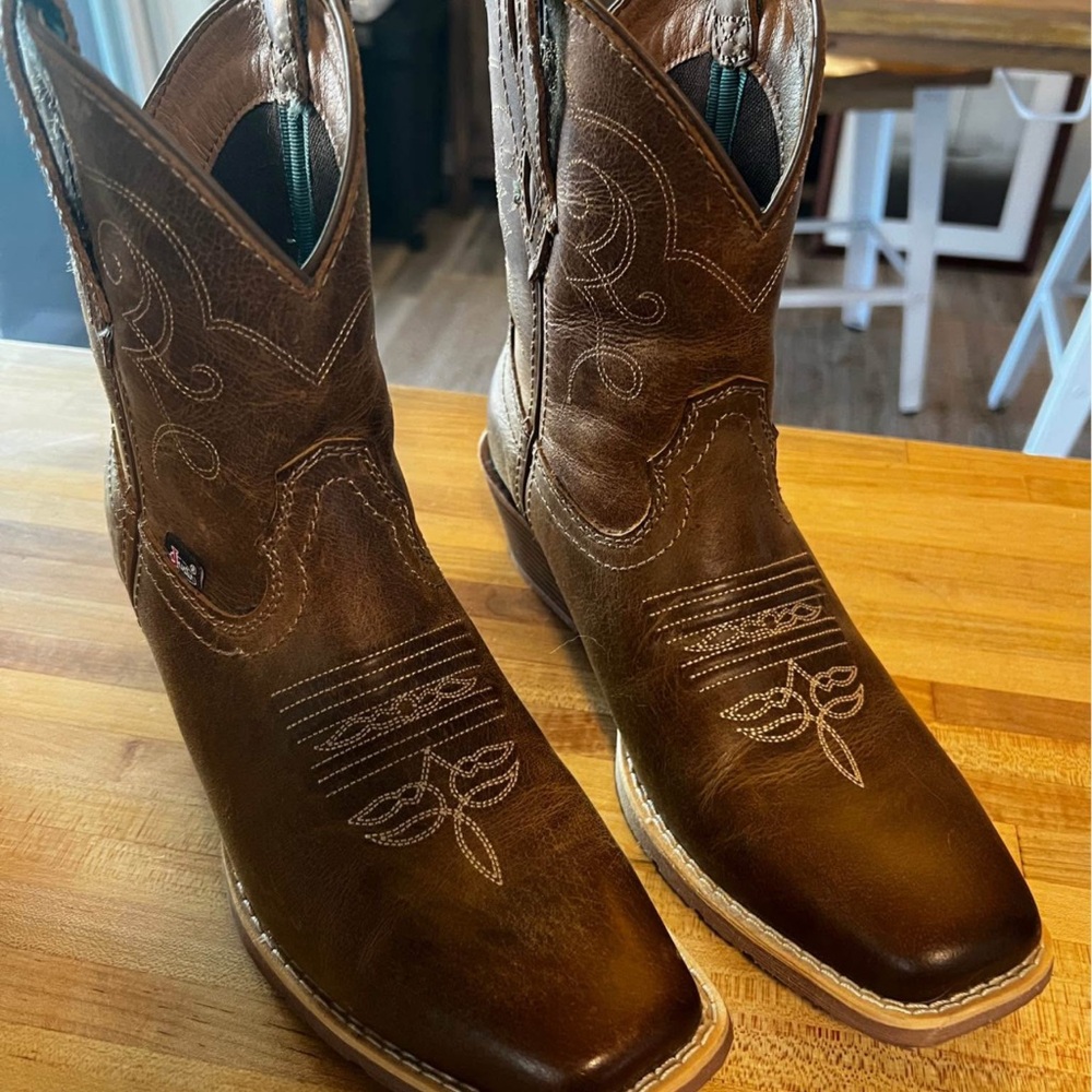 NEW!! Women’s JUSTIN CHELLIE WESTERN BOOTIES!
